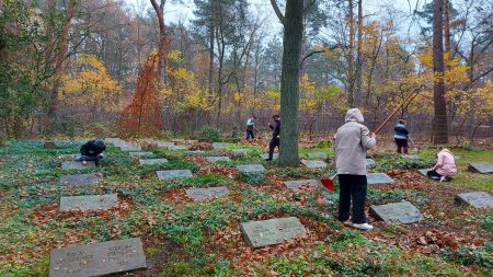 Erinnerungen bewahren: Schülerinnen und Schüler des Gregor-Mendel-Berufskollegs pflegen Kriegsgräber der Kriegsgräberstätte „Auf dem Dörenkamp“ in Sennelager